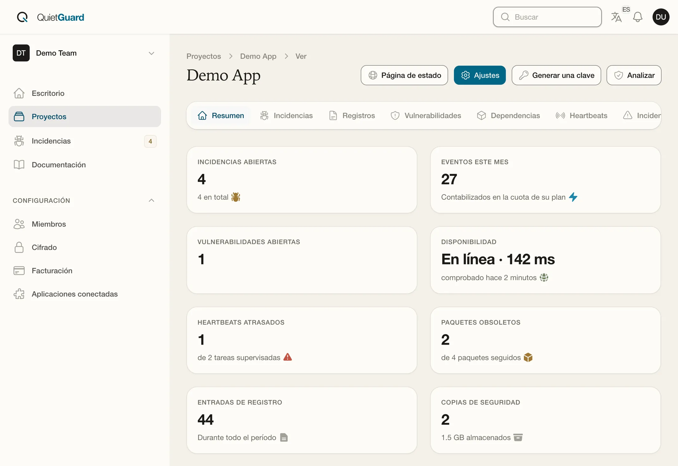 La vista general de un proyecto en Quiet Guard: incidencias abiertas, vulnerabilidades, disponibilidad a 142 ms, heartbeats atrasados, paquetes desactualizados, registros y copias de seguridad.