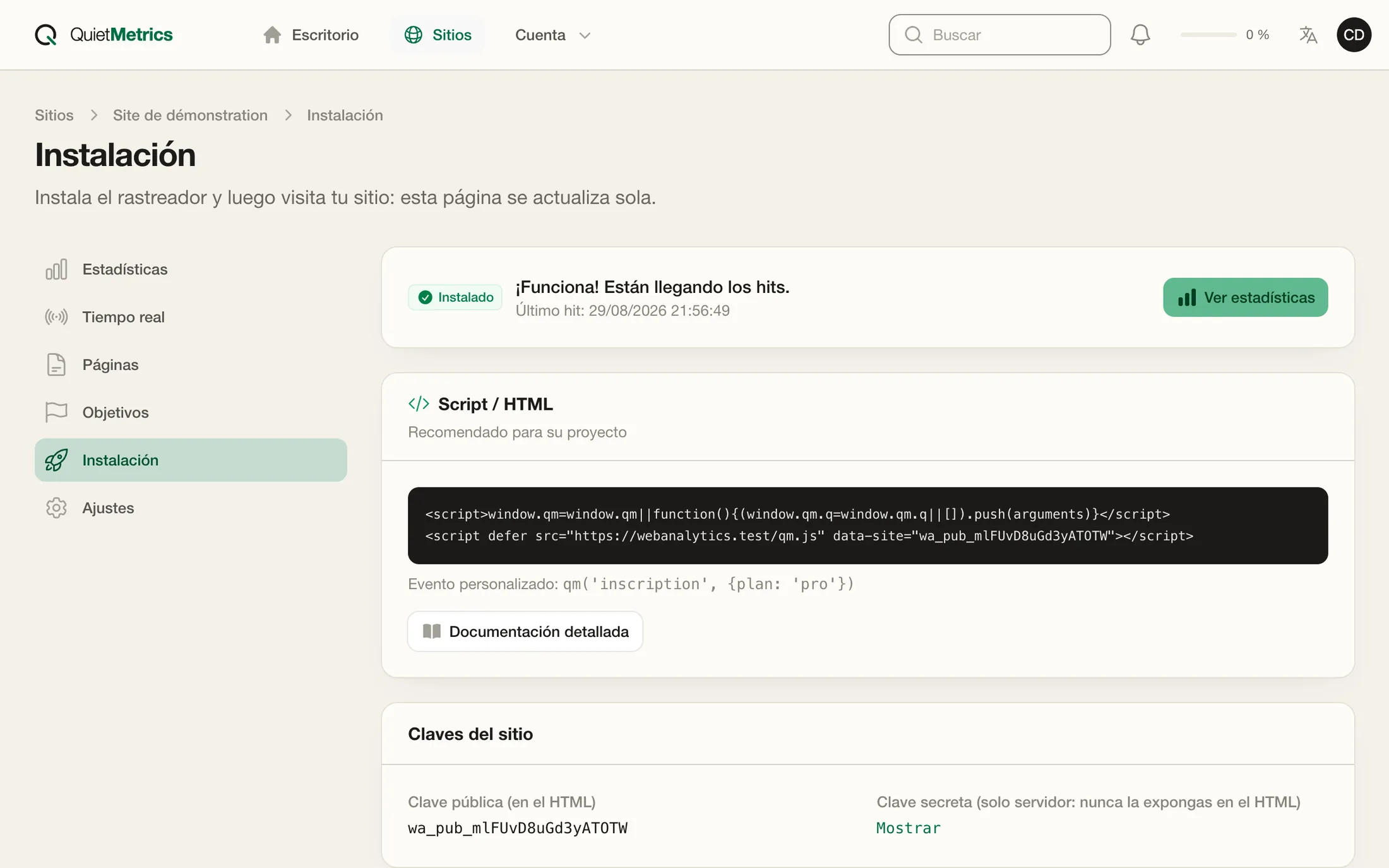 La página de instalación de un sitio en Quiet Metrics: la confirmación de que llegan visitas, el script para copiar y las claves del sitio.