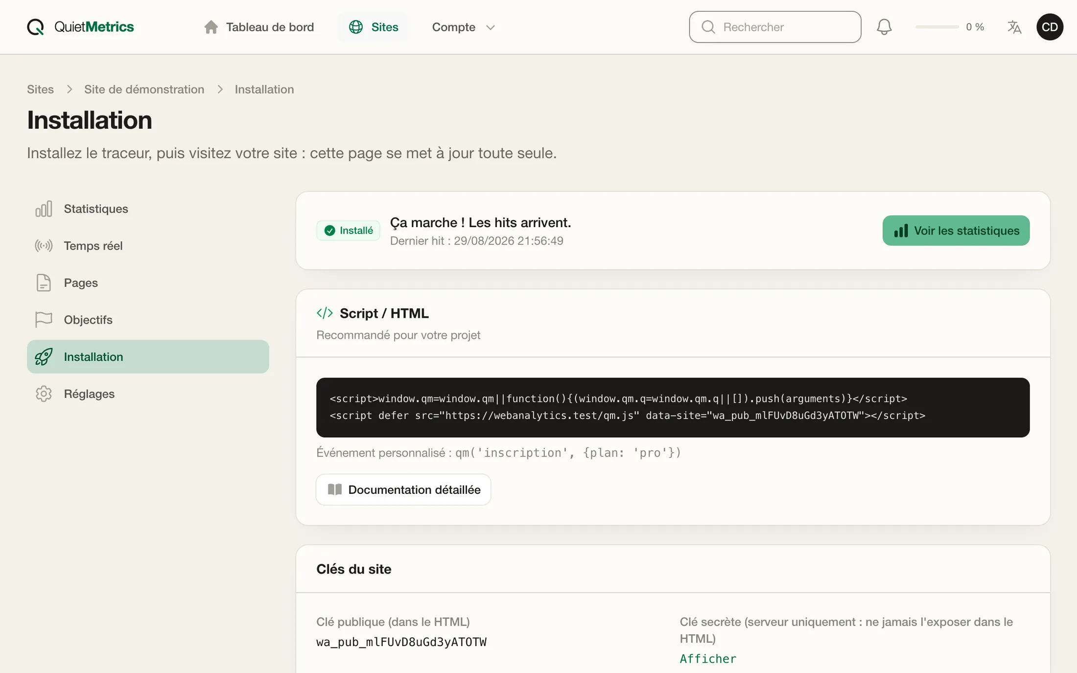 La page d'installation d'un site dans Quiet Metrics : la confirmation que les visites arrivent, le script à copier et les clés du site.